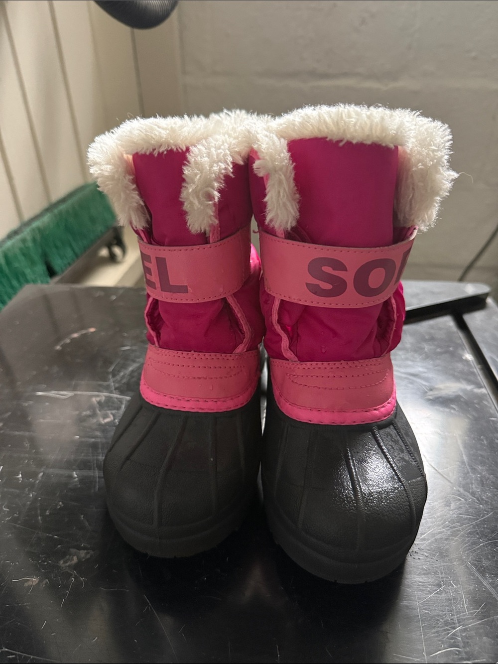 Kids pink winter boots